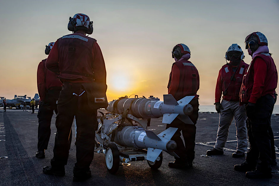 US-Navy-Matrosen bereiten auf der Abraham Lincoln Munition für den Einsatz der „Operation Epic Fury“ vor.
