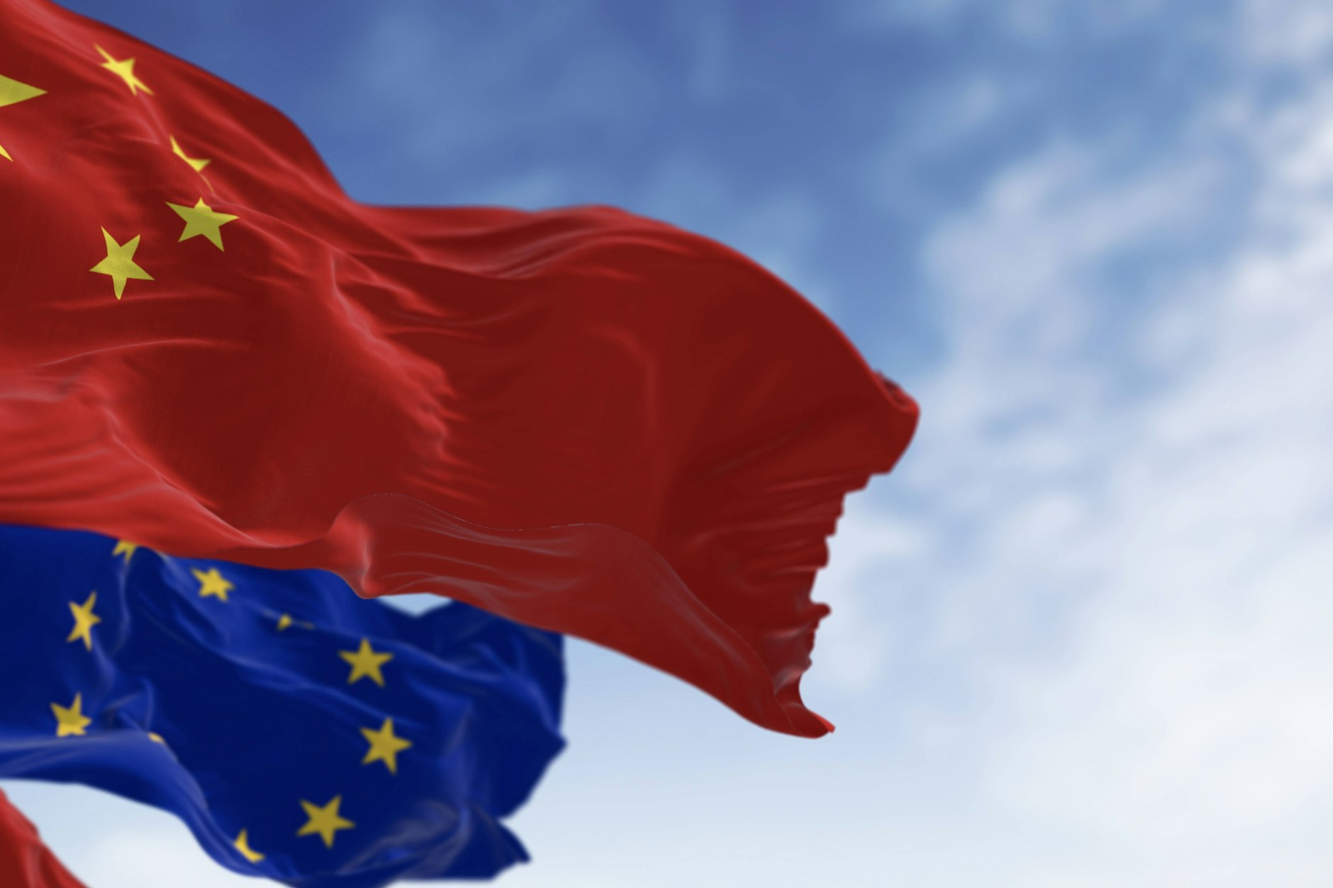 Flaggen der Europäischen Union und Chinas bei einem bilateralen Treffen