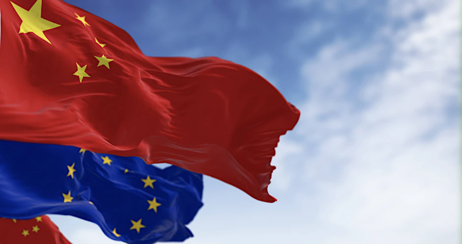 Flaggen der Europäischen Union und Chinas bei einem bilateralen Treffen