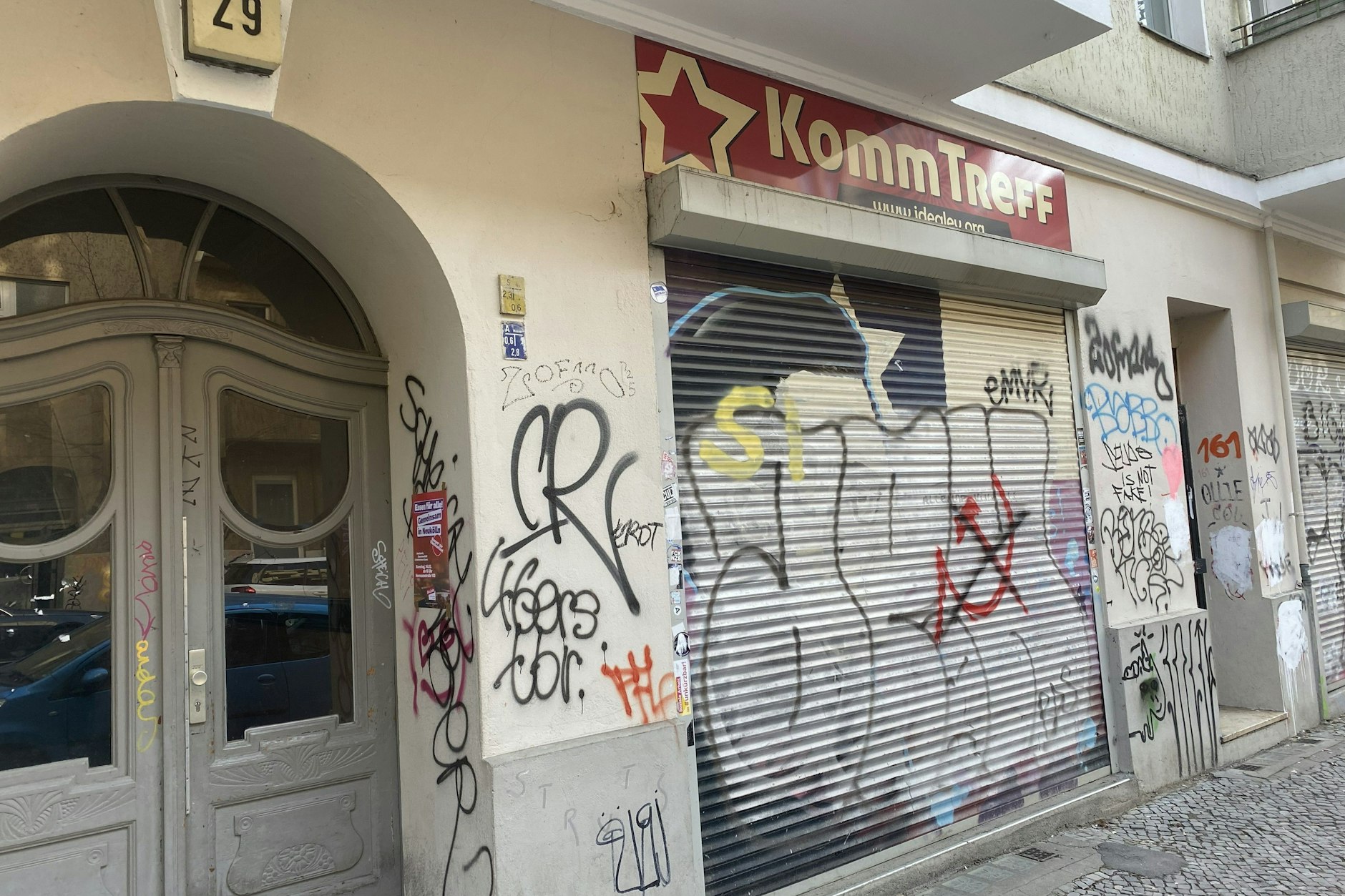 Der Hauseingang in der Jonasstraße in Neukölln: Hier lebt die FDJ weiter.