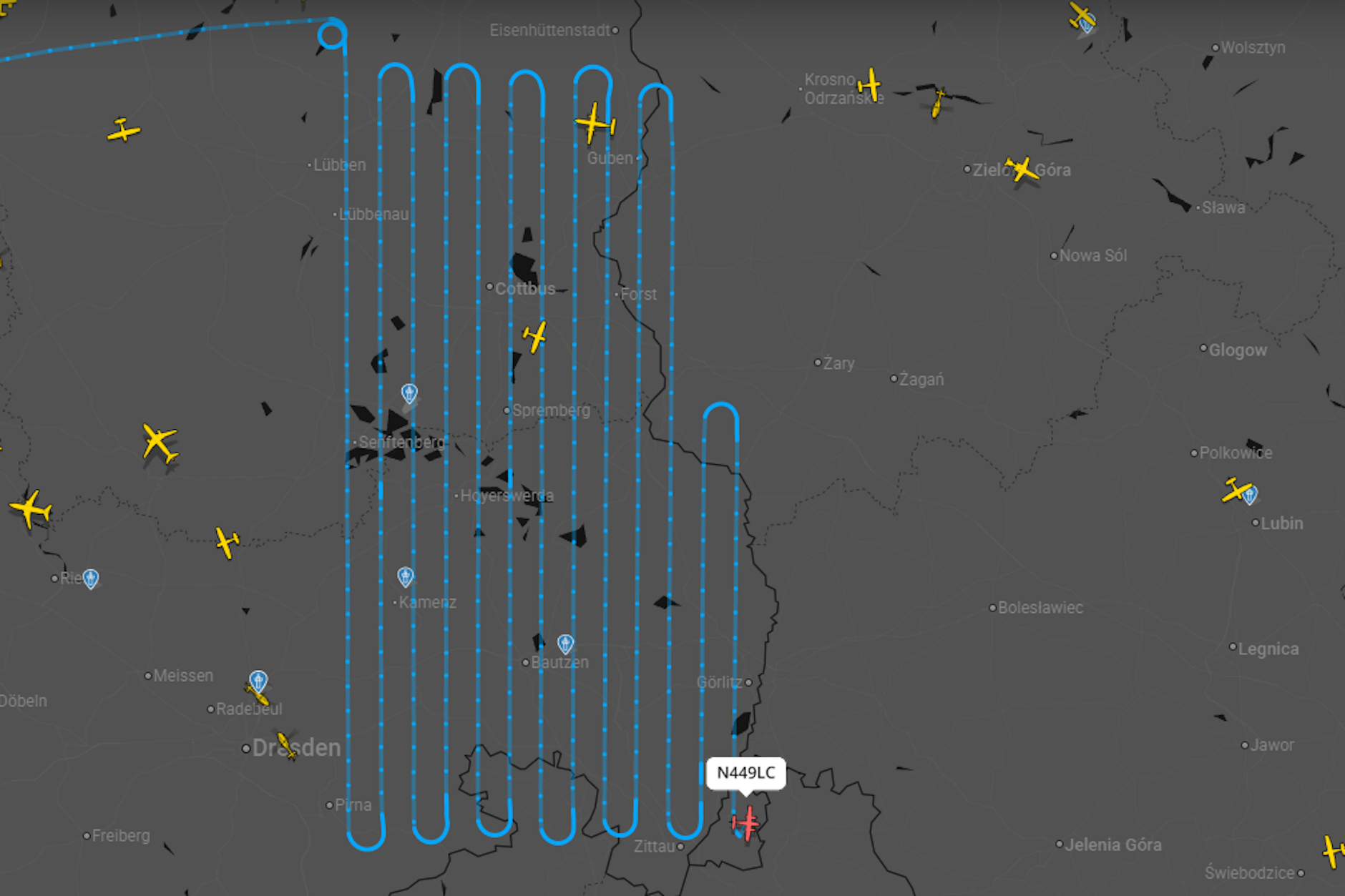 Das kleine Flugzeug flog in Schlangenlinien über den Osten von Deutschland. Dabei wurden zahlreiche Fotos gemacht.