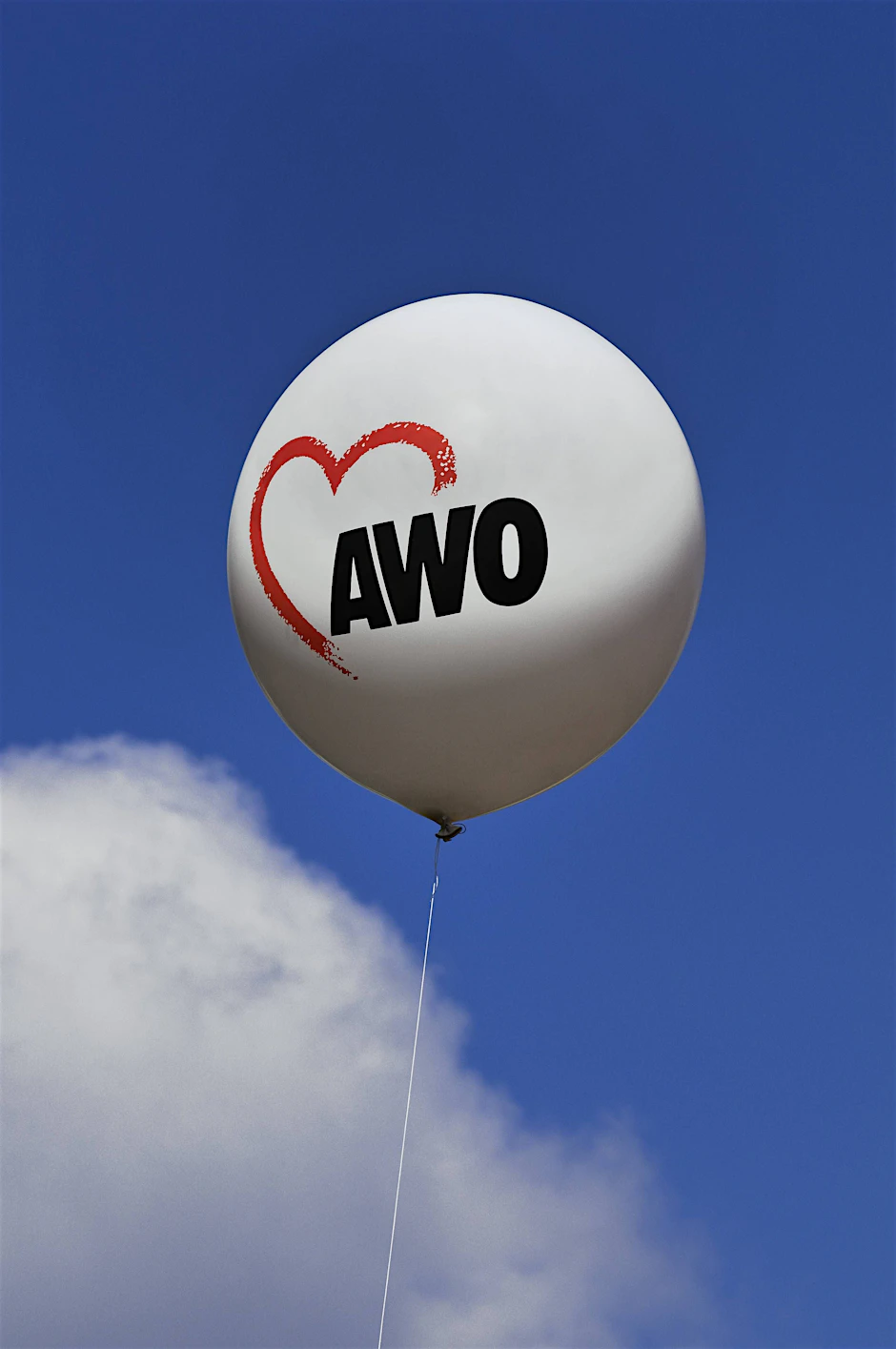 Luftballon mit Logo der AWO: Der Wohlfahrtsverband wirbt mit dem Slogan „Dialog starten, politische Relevanz besprechen“. Doch handelt die AWO auch danach?