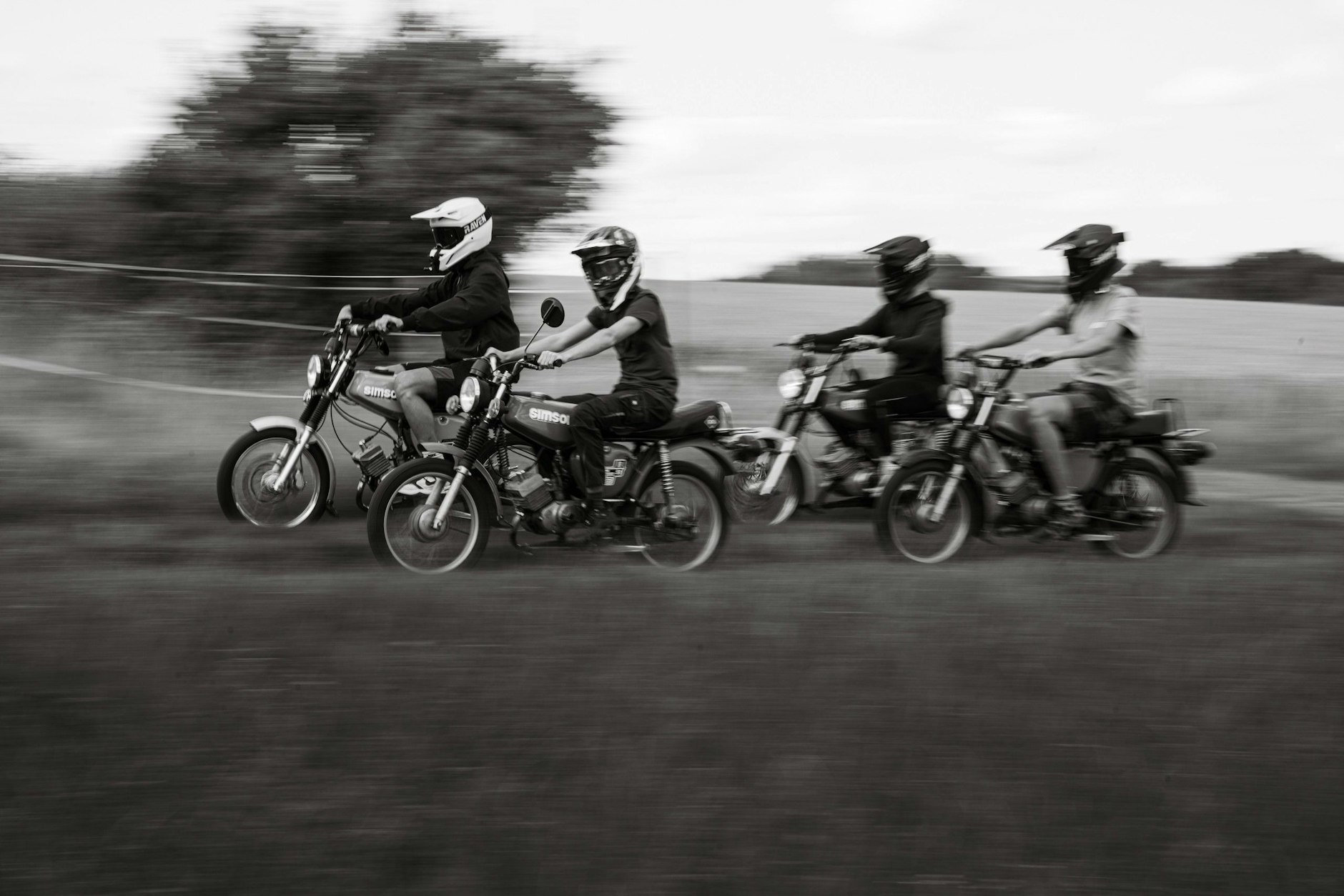 Junge Männer auf Simson-Mopeds. Mehr Ost Dolcevita geht fast gar nicht.