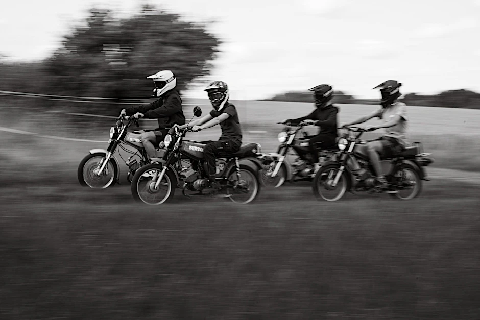 Junge Männer auf Simson-Mopeds. Mehr Ost Dolcevita geht fast gar nicht.