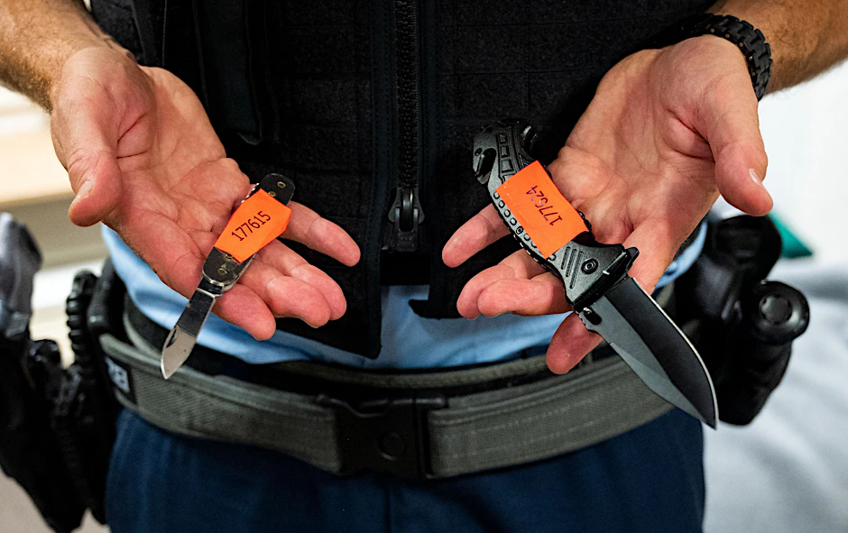 Ein Bundespolizist zeigt zwei Messer: 1277 Messerangriffe registrierten die Strafverfolger im zweiten Halbjahr 2025 in Sachsen.