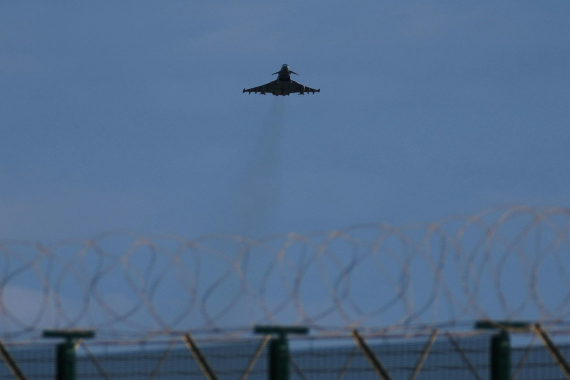 Ein Kampfflugzeug startet vom britischen Luftwaffenstützpunkt RAF Akrotiri in der Nähe von Limassol.