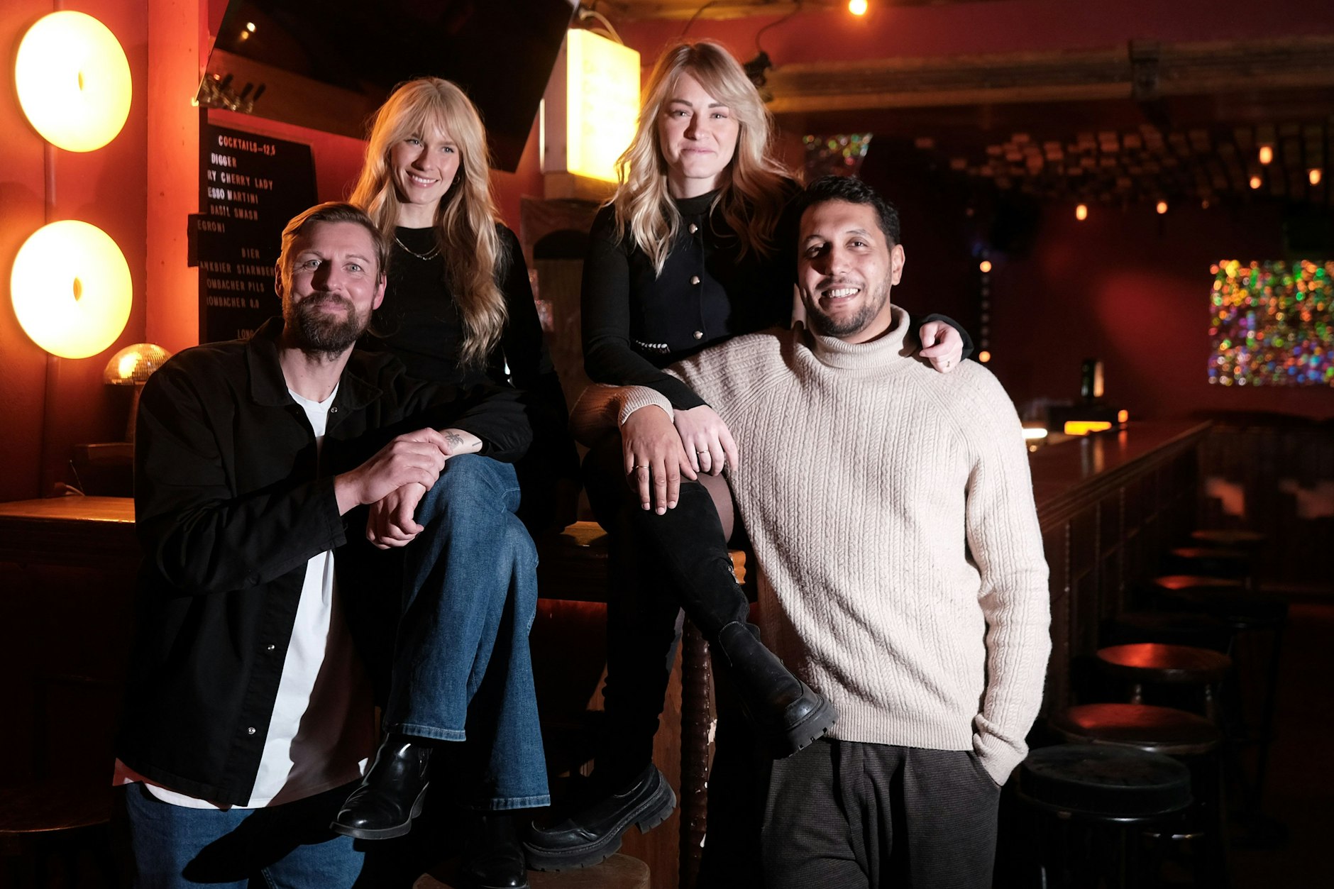 Tobi, Elli, Shanice und Dennis haben das Promenaden-Eck in Berlin übernommen – und betreiben die Bar neben ihren Hauptjobs.