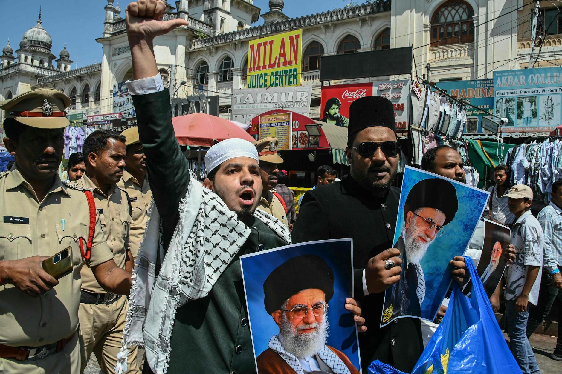 Demonstranten mit Porträts des getöteten iranischen Obersten Führers Ayatollah Ali Chamenei rufen am 6. März 2026 Parolen bei einem Protest gegen die USA und Israel.