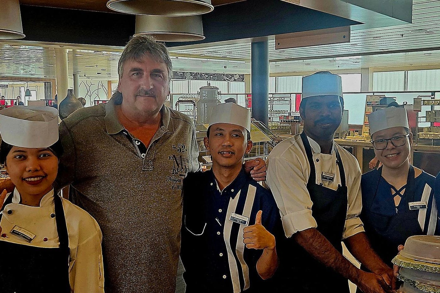 Norbert Raeder und die Schiffscrew auf Mein Schiff 4. Kurz drauf verlässt Raeder das Schiff in Abu Dhabi in Richgung Oman.