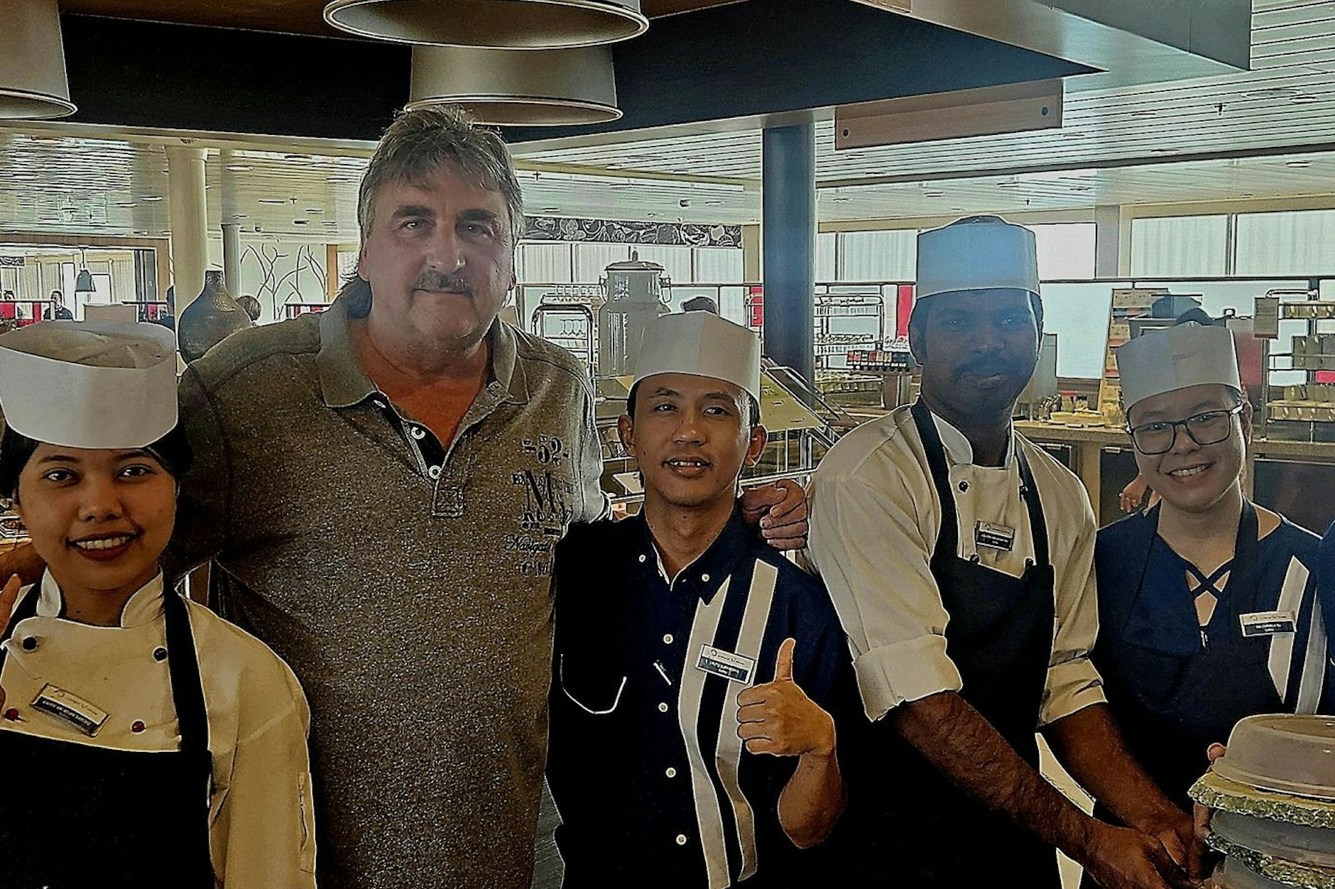 Norbert Raeder und die Schiffscrew auf Mein Schiff 4. Kurz drauf verlässt Raeder das  Schiff in Abu Dhabi in Richgung Oman.