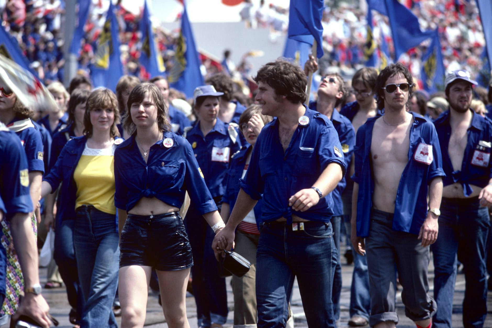 Jugendliche beim Nationalen Jugendfestival der FDJ in Ost-Berlin im Juni 1979. Auf diesen und anderen Treffen spielte Zwischenmenschliches meist eine größere Rolle als die Politik.