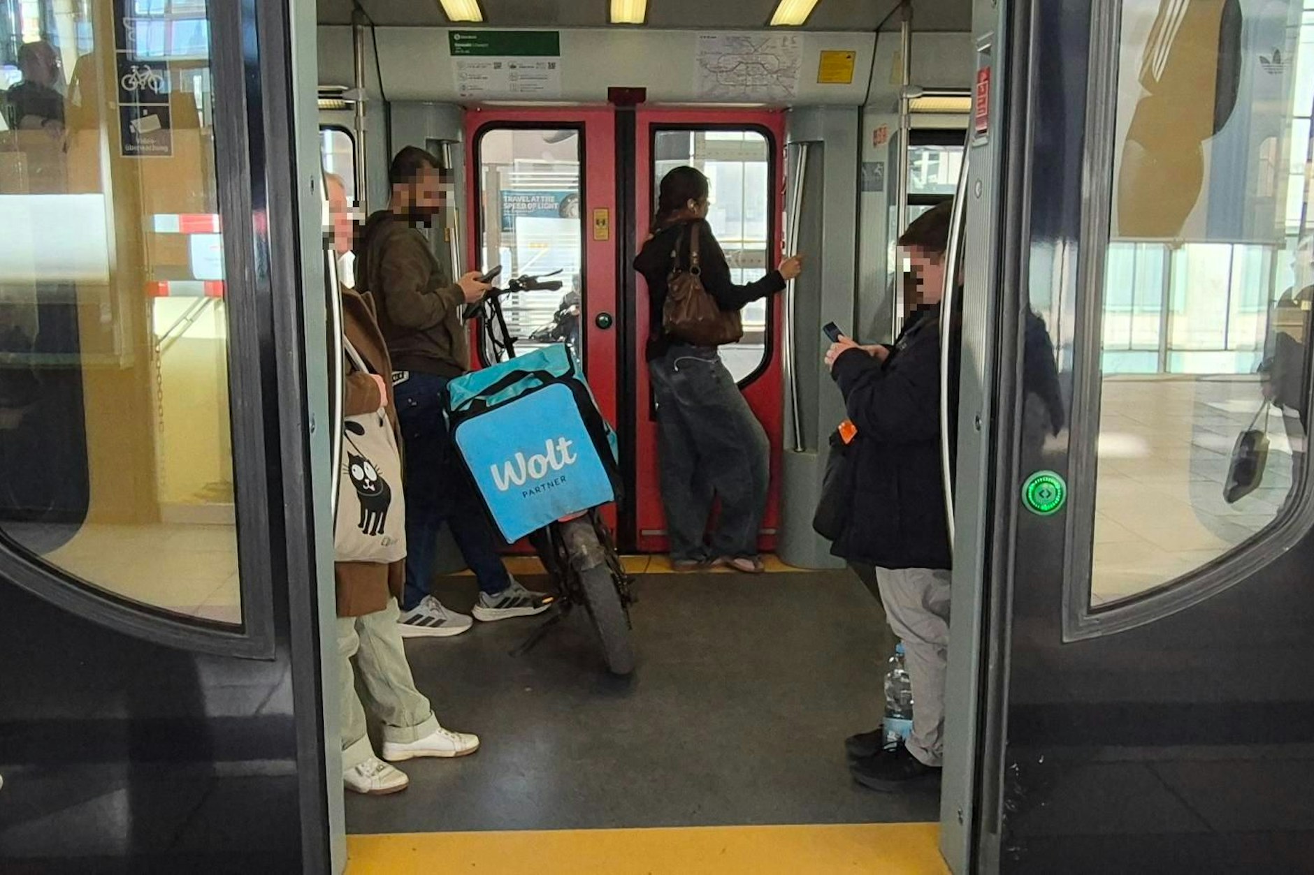 Viele Berliner regen sich über dieses Bild auf. Dürfen Lieferanten mit E-Bikes in die S-Bahn einsteigen?