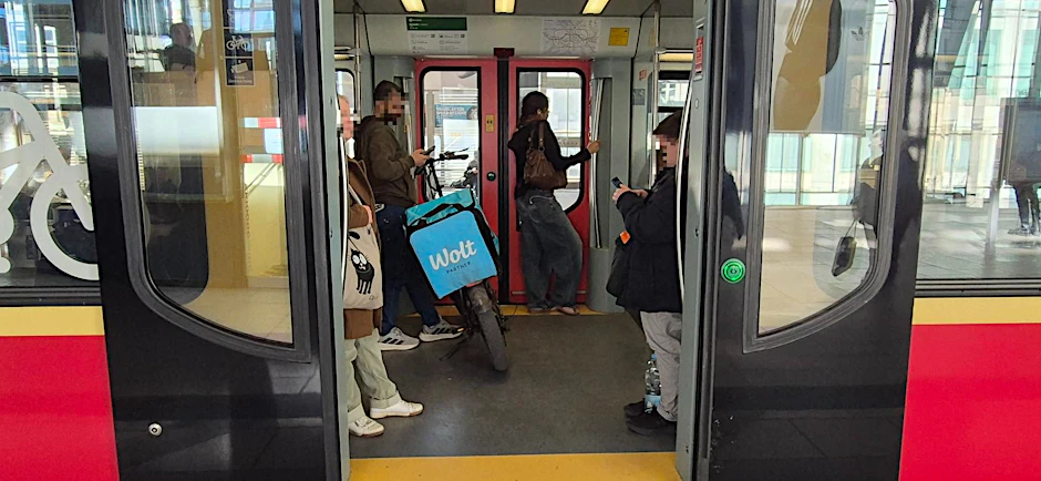 Viele Berliner regen sich über dieses Bild auf. Dürfen Lieferanten mit E-Bikes in die S-Bahn einsteigen?