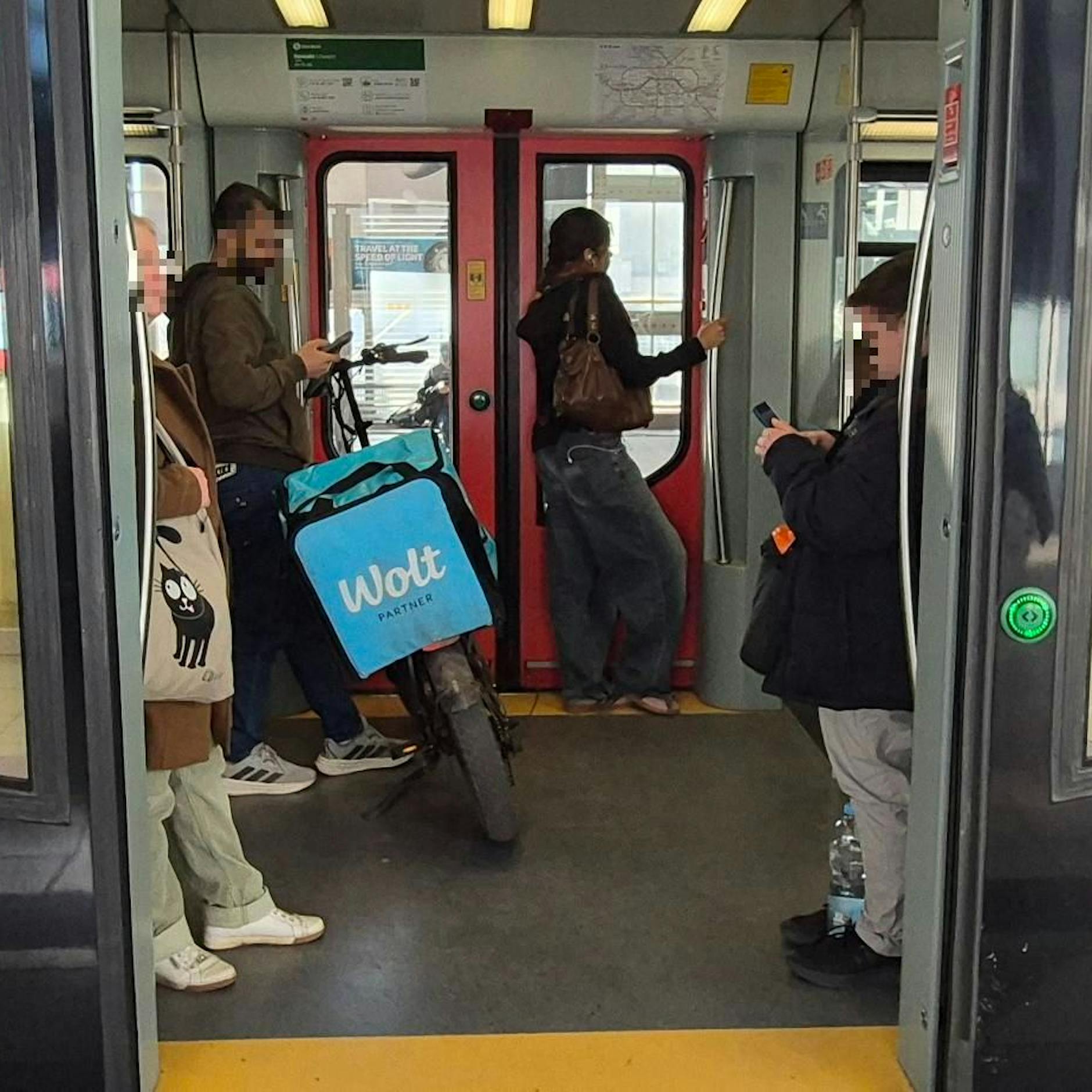 Dürfen Lieferboten mit ihren E-Bikes in der Bahn mitfahren? Die Antwort hier!