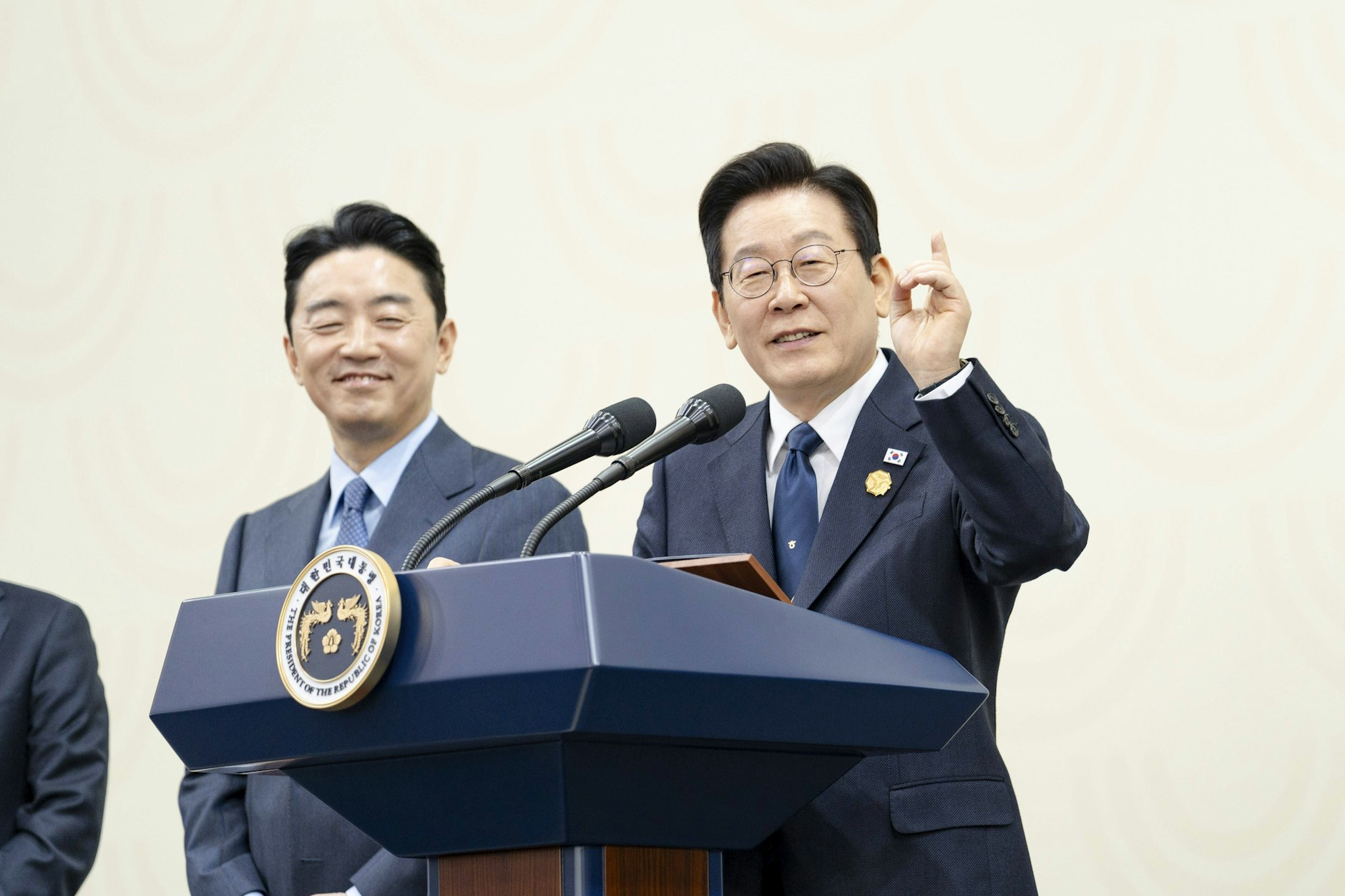 Der südkoreanische Präsident Lee Jae-myung (r.) und Stabschef Kang Hoon-sik (l.)