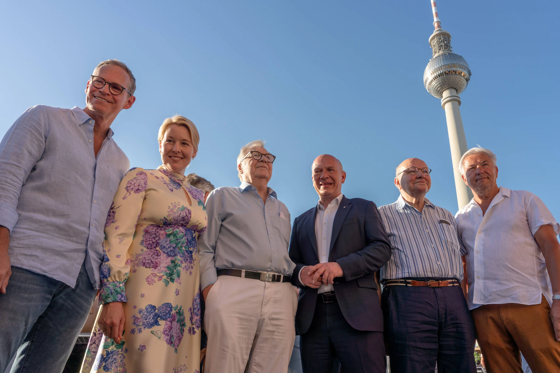 Eine Frau umgeben von Männern in der Politik. Franziska Giffey neben Michael Müller, Eberhard Diepgen, Kai Wegner, Walter Momper und Klaus Wowereit.