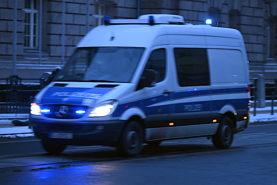 Berliner Polizei mit Blaulicht unterwegs.