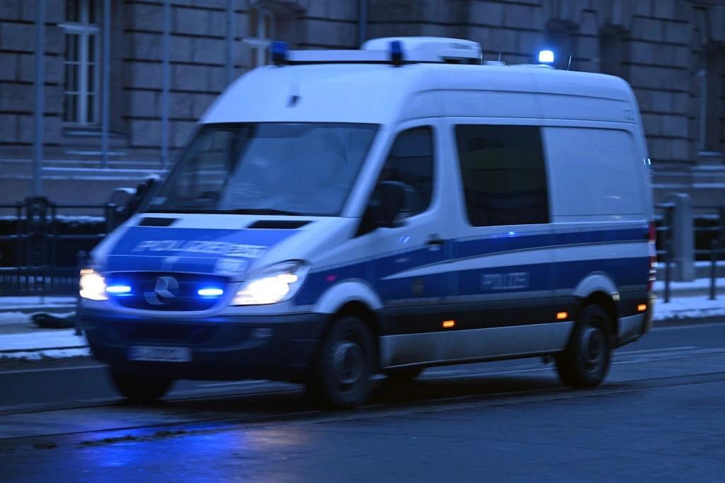 Verfolgungsjagd in Berlin: Schüsse aus fahrendem Auto und ein gestürmter Keller