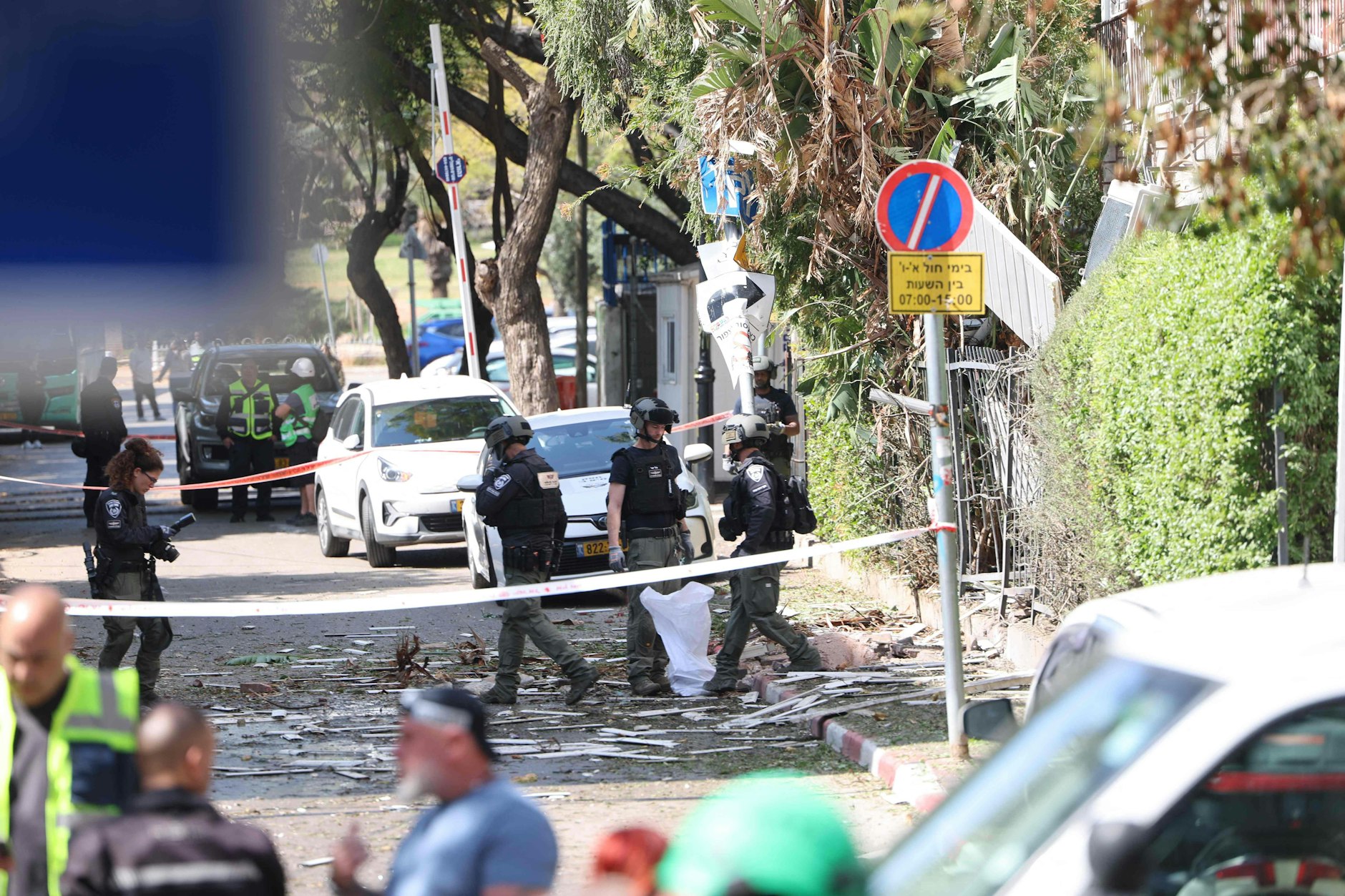 Israelische Sicherheitskräfte und Rettungskräfte untersuchen am 6. März 2026 den Ort eines iranischen Angriffs in Givatayim, im Zentrum Israels.