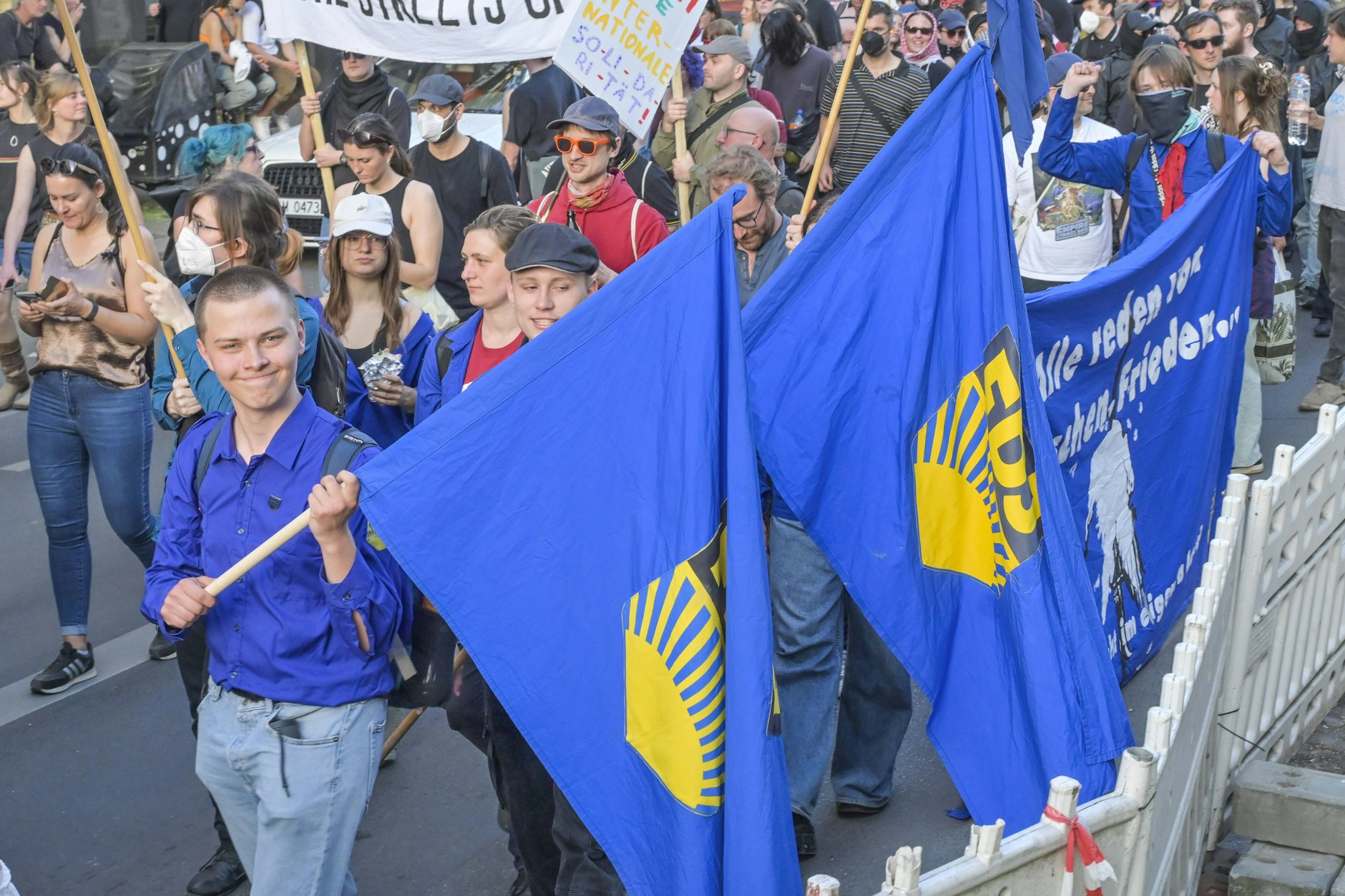 Die FDJ marschiert noch immer: Hier ziehen Jugendliche im Blauhenmd und mit FDJ-Fahnen am 1. Mai 2025 durch Neukölln.