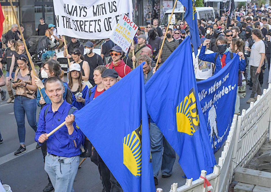 Die FDJ marschiert noch immer: Hier ziehen Jugendliche im Blauhenmd und mit FDJ-Fahnen am 1. Mai 2025 durch Neukölln.