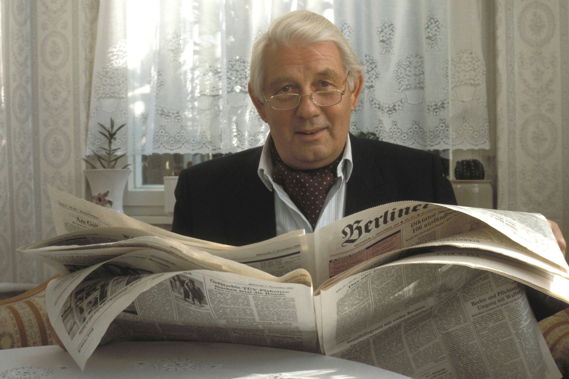Schauspieler Peter Borgelt bei der morgendlichen Zeitungslektüre. Ein Foto aus dem November 1990.