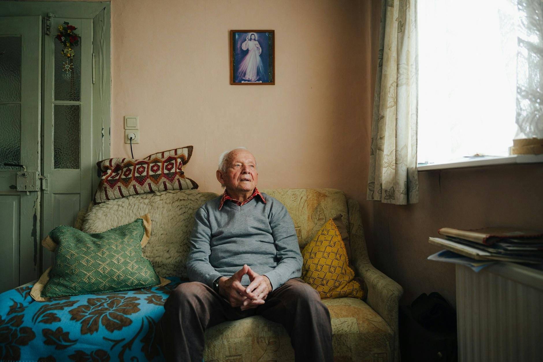 Heinz Köhler in seinem Wohnzimmer in Großschirma