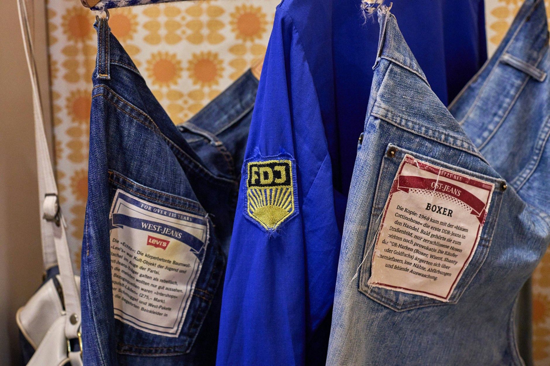 Die Kleidung der FDJ-Mitglieder ist heute reif fürs Museum - sie hängt auch im Berliner DDR Museum.