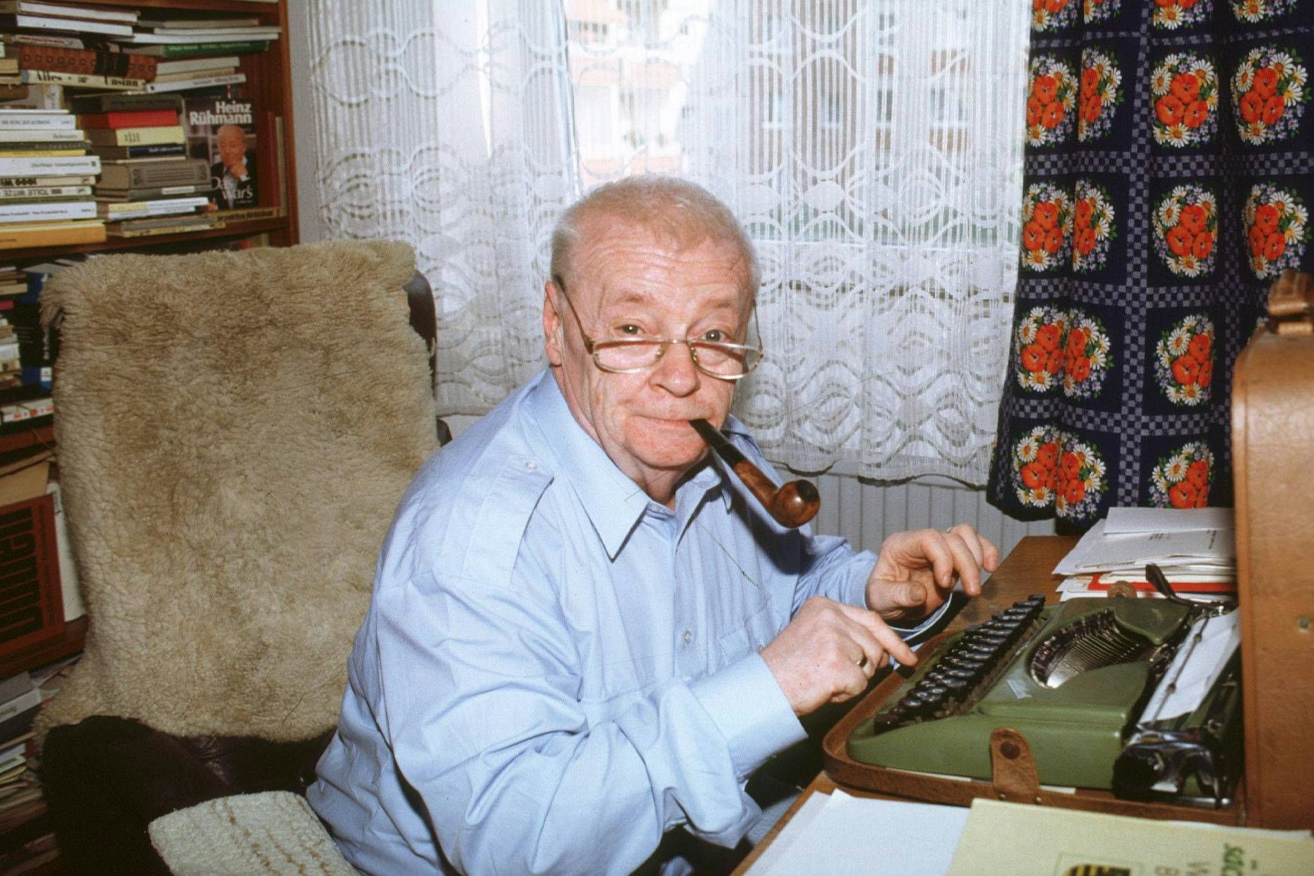 Manfred Uhlig an seinem heimischen Schreibtisch. Der Kabarettist stand nicht nur bei „Ein Kessel Buntes“ im Fernsehen der DDR auf der Bühne, sondern war ein echtes Leipziger Original.