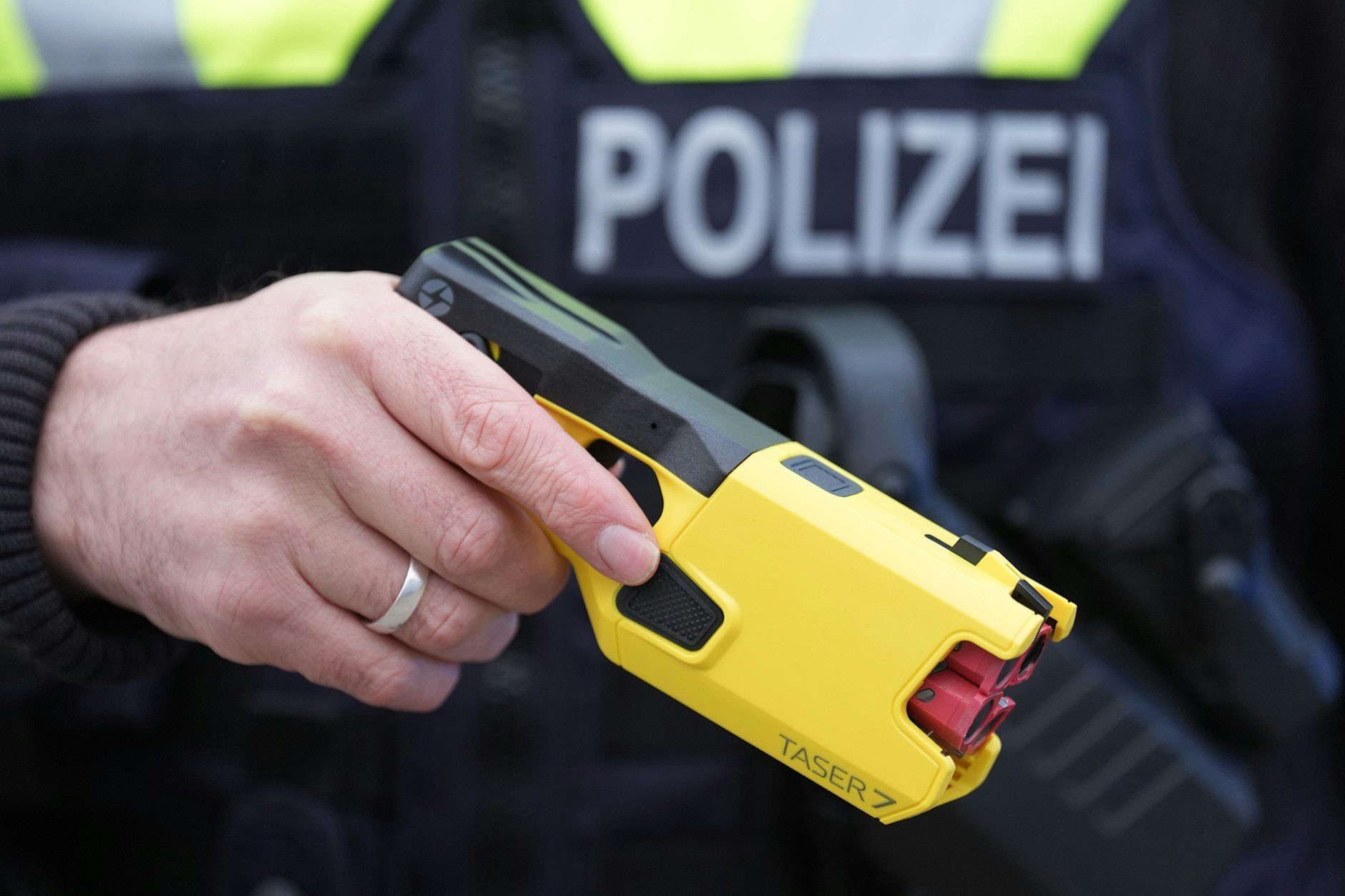 Die Verletzungen aufgrund von Taser-Einsätzen nehmen in Berlin deutlich zu.