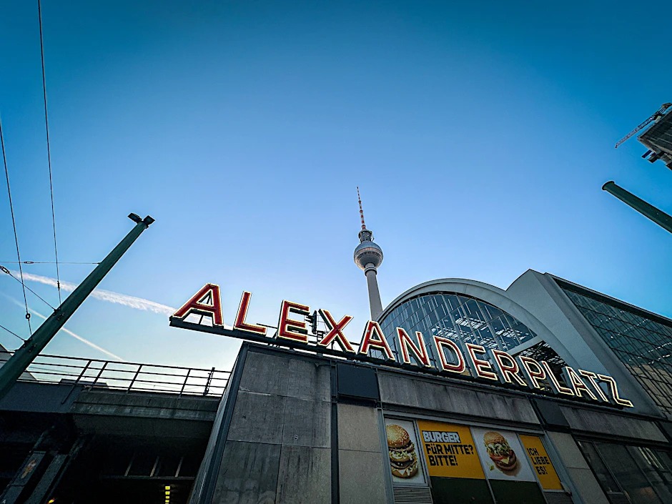 Am Eingang zum S-Bahnhof Alexanderplatz wurde in der Nacht auf Samstag ein Mann Opfer eines Unbekannten.