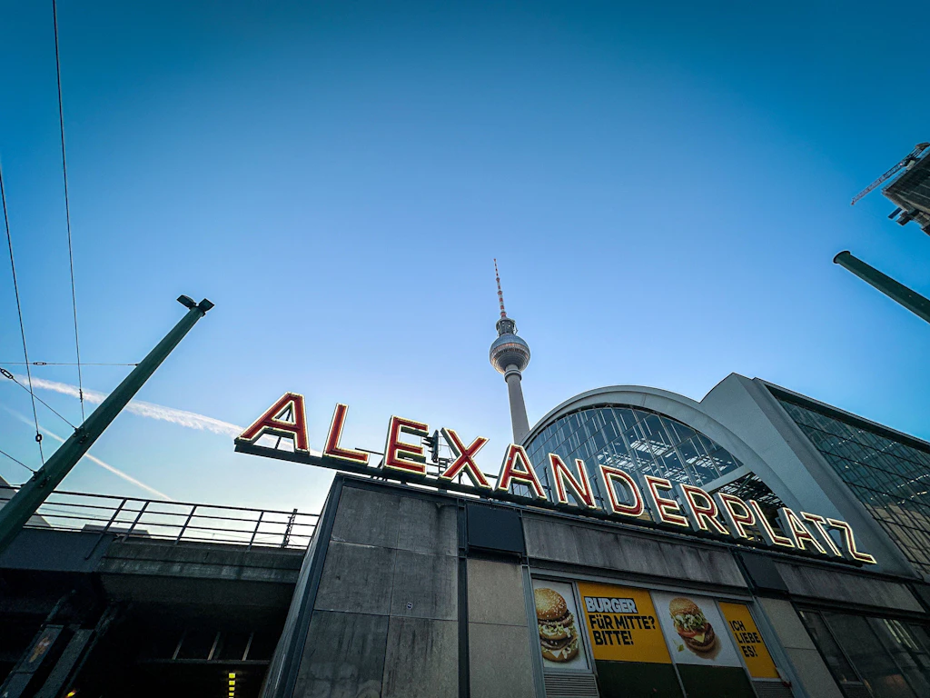 Achtung! Demos und Kundgebungen am Brandenburger Tor und Alexanderplatz
