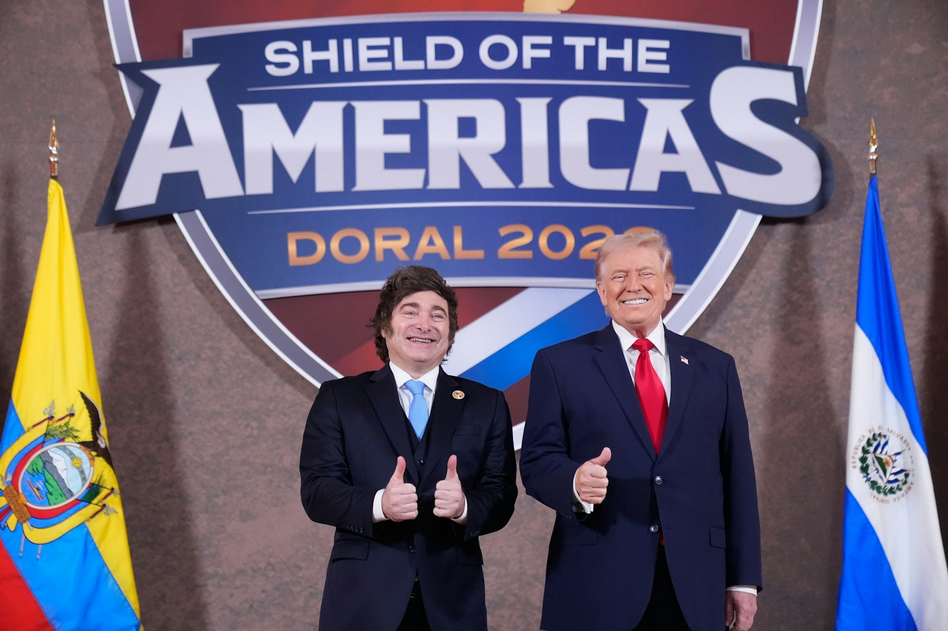 Trump begrüßt den  argentinischen Präsidenten Milei beim Treffen des Shield of the Americas