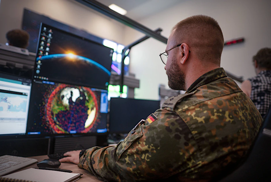 Die drei Rüstungskonzerne Airbus, OHB und Rheinmetall planen eine Kooperation beim Bau von Militärsatelliten.