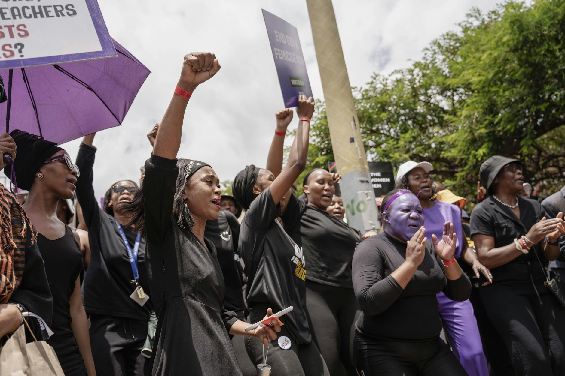 Frauen demonstrieren gegen Femizide in Johannesburg.