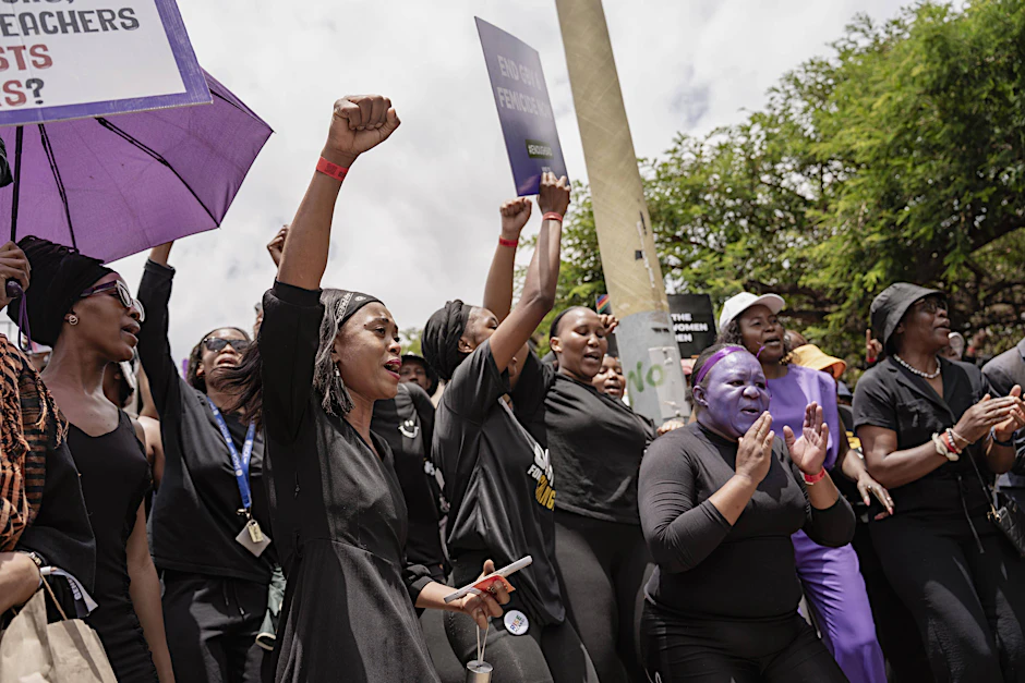 Frauen demonstrieren gegen Femizide in Johannesburg.