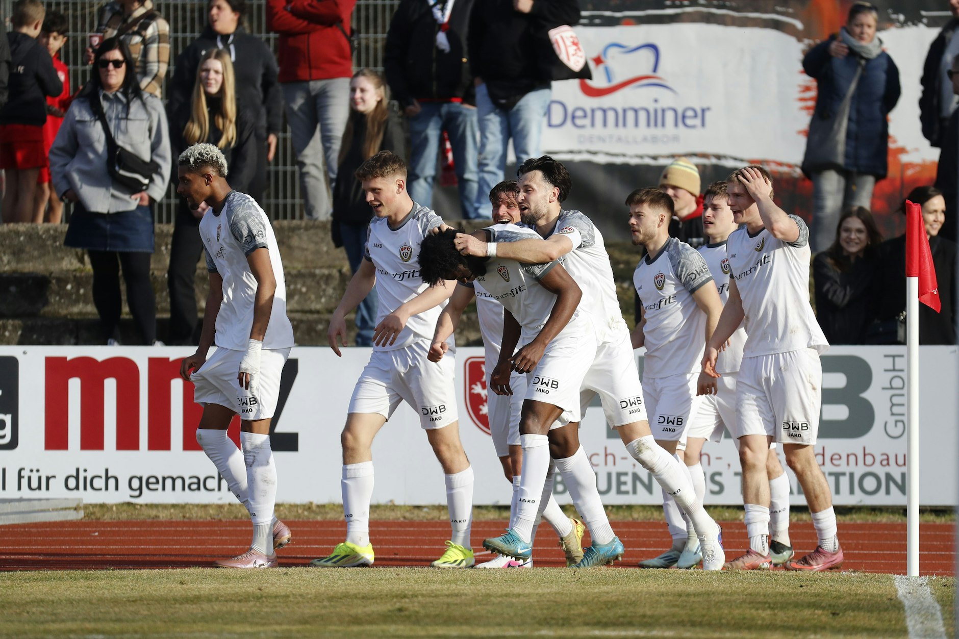 Die Spieler des BFC Dynamo jubeln über den Last-Minute-Sieg beim Greifswalder FC.