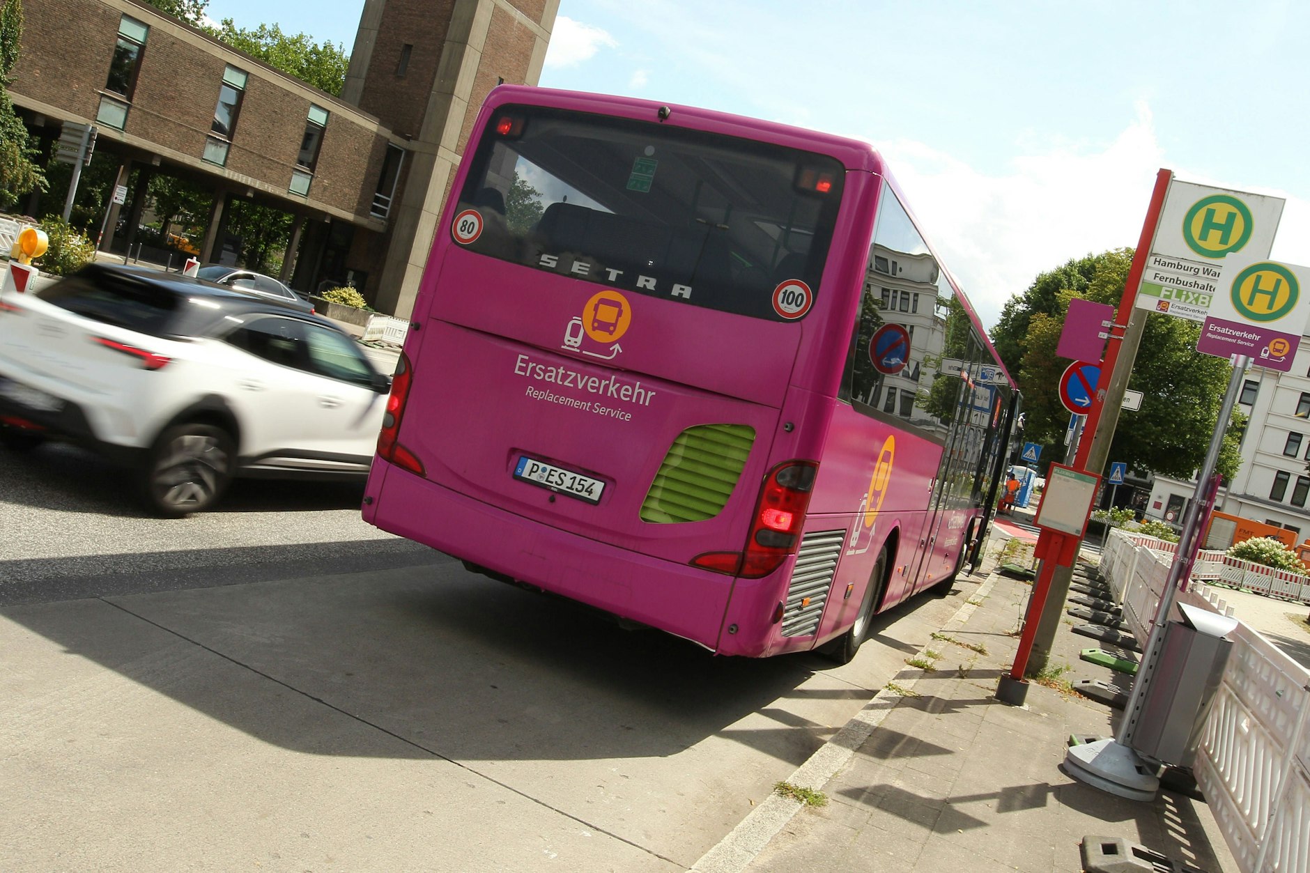 Wegen der Generalsanierung der mehr als 270 Kilometer langen Bahnstrecke zwischen Hamburg und Berlin sind bis April Ersatzbusse unterwegs.