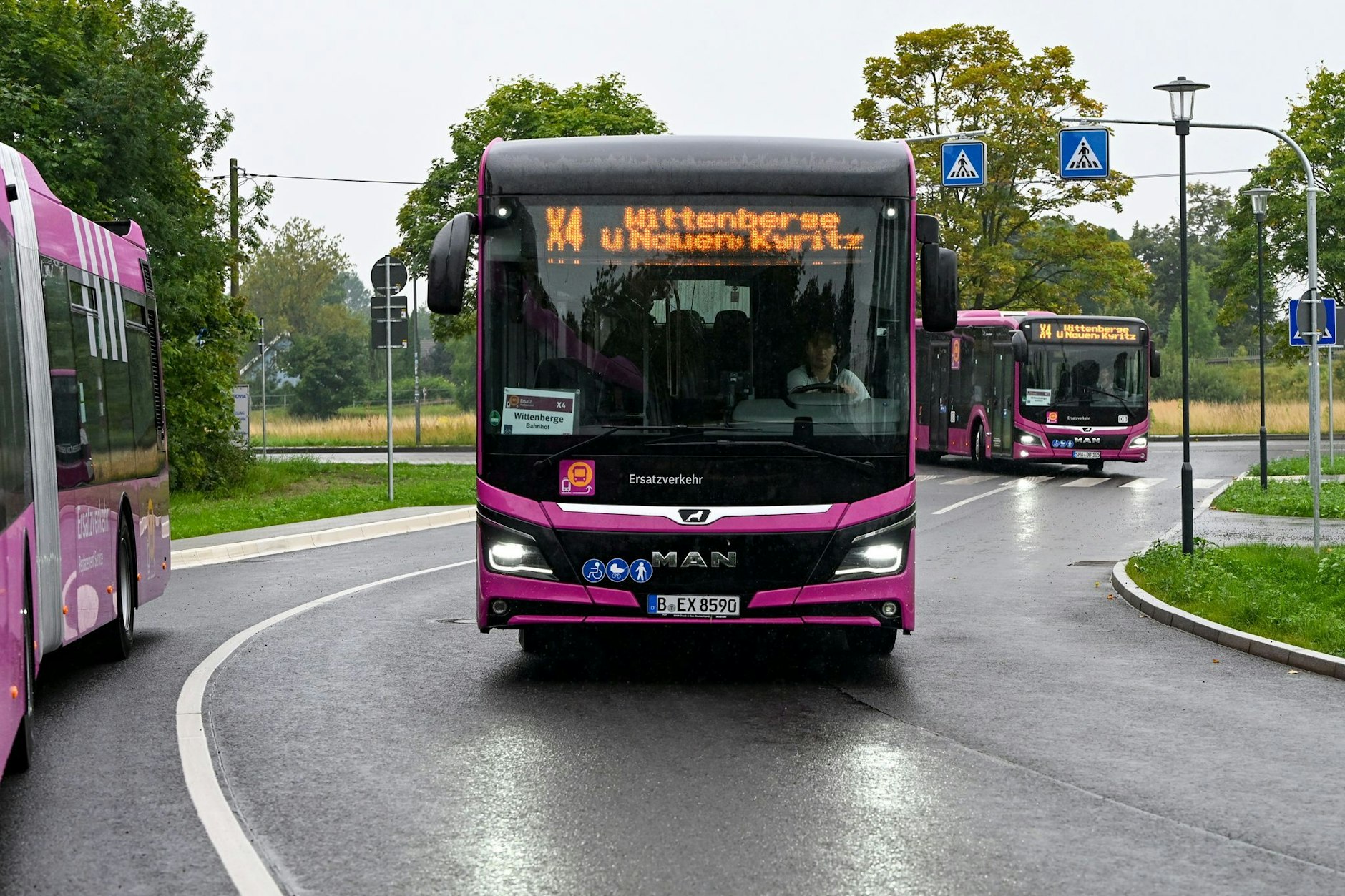 Fahrgäste auf der Ersatzstrecke Berlin-Hamburg sind von maroden Bussen genervt.