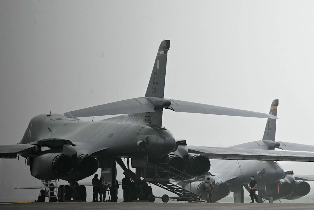 Ein B-1 Lancer-Bomber der US-Luftwaffe wird am 7. März 2026 kurz nach Sonnenaufgang von Militärangehörigen auf dem RAF-Flugplatz Fairford in Südwestengland gewartet.