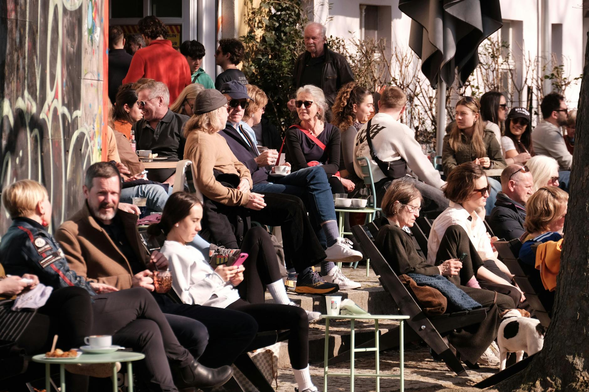 Die Berliner sitzen wieder draußen in der Sonne und schlürfen Eiscafé.
