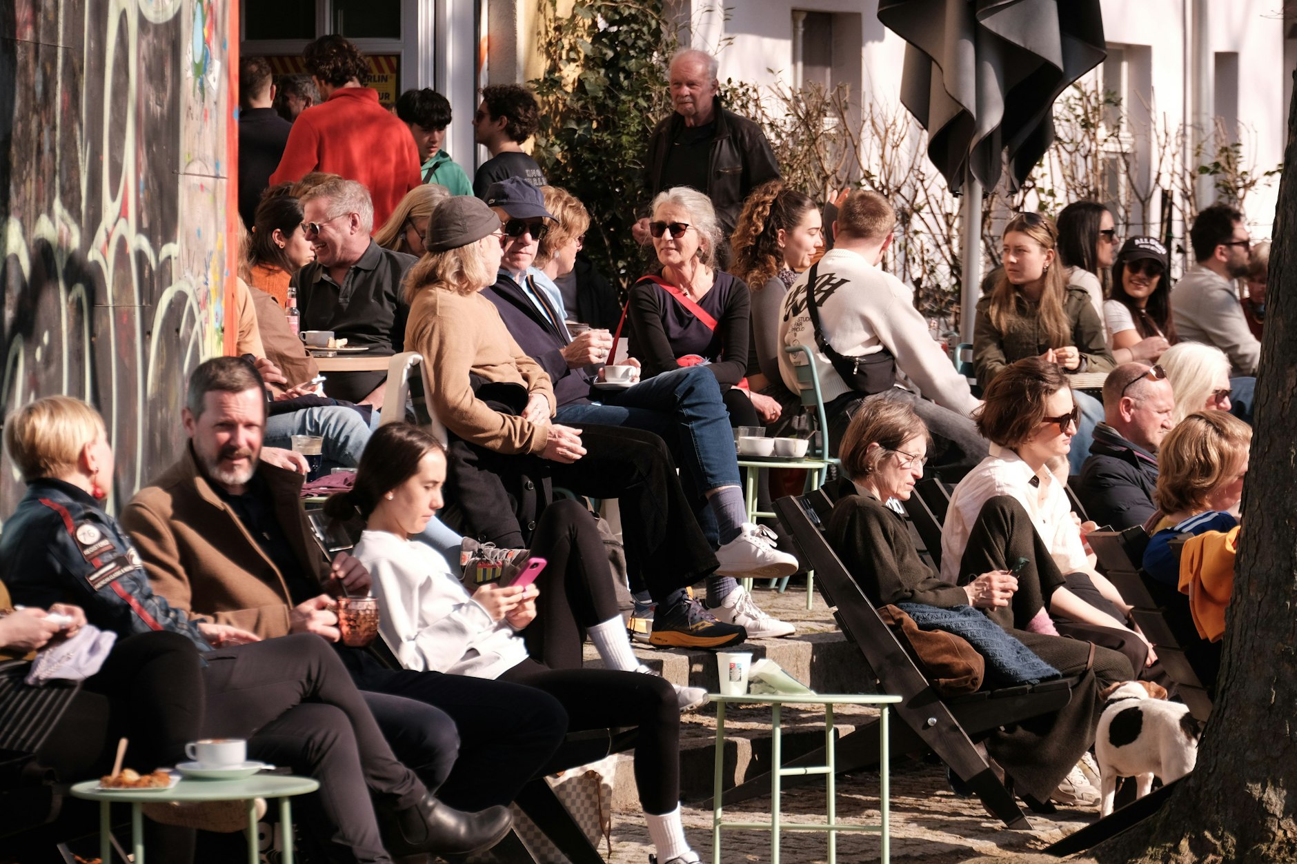 Die Berliner sitzen wieder draußen in der Sonne und schlürfen Eiscafé.