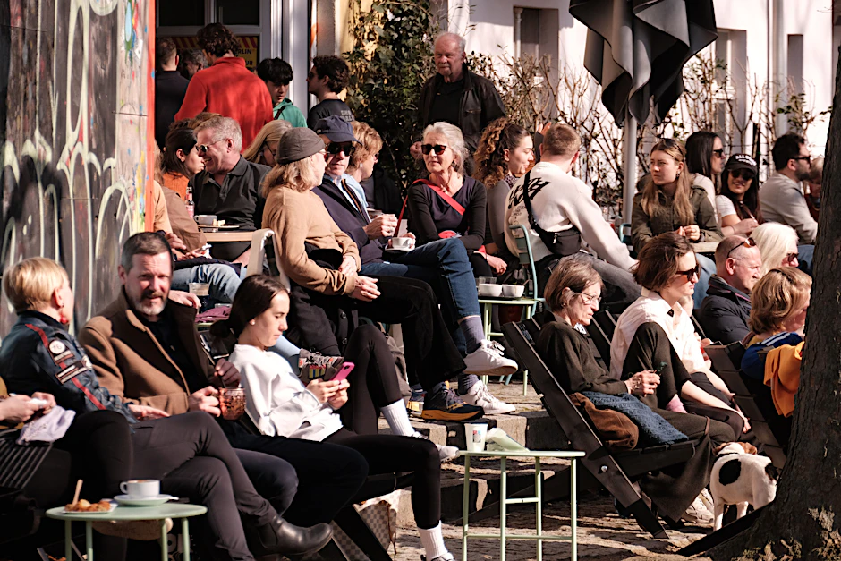 Die Berliner sitzen wieder draußen in der Sonne und schlürfen Eiscafé.