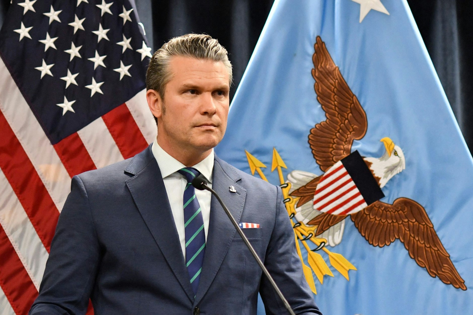 US-Verteidigungsminister Pete Hegseth sagt, die USA seien „nicht besorgt“ über die Berichte.