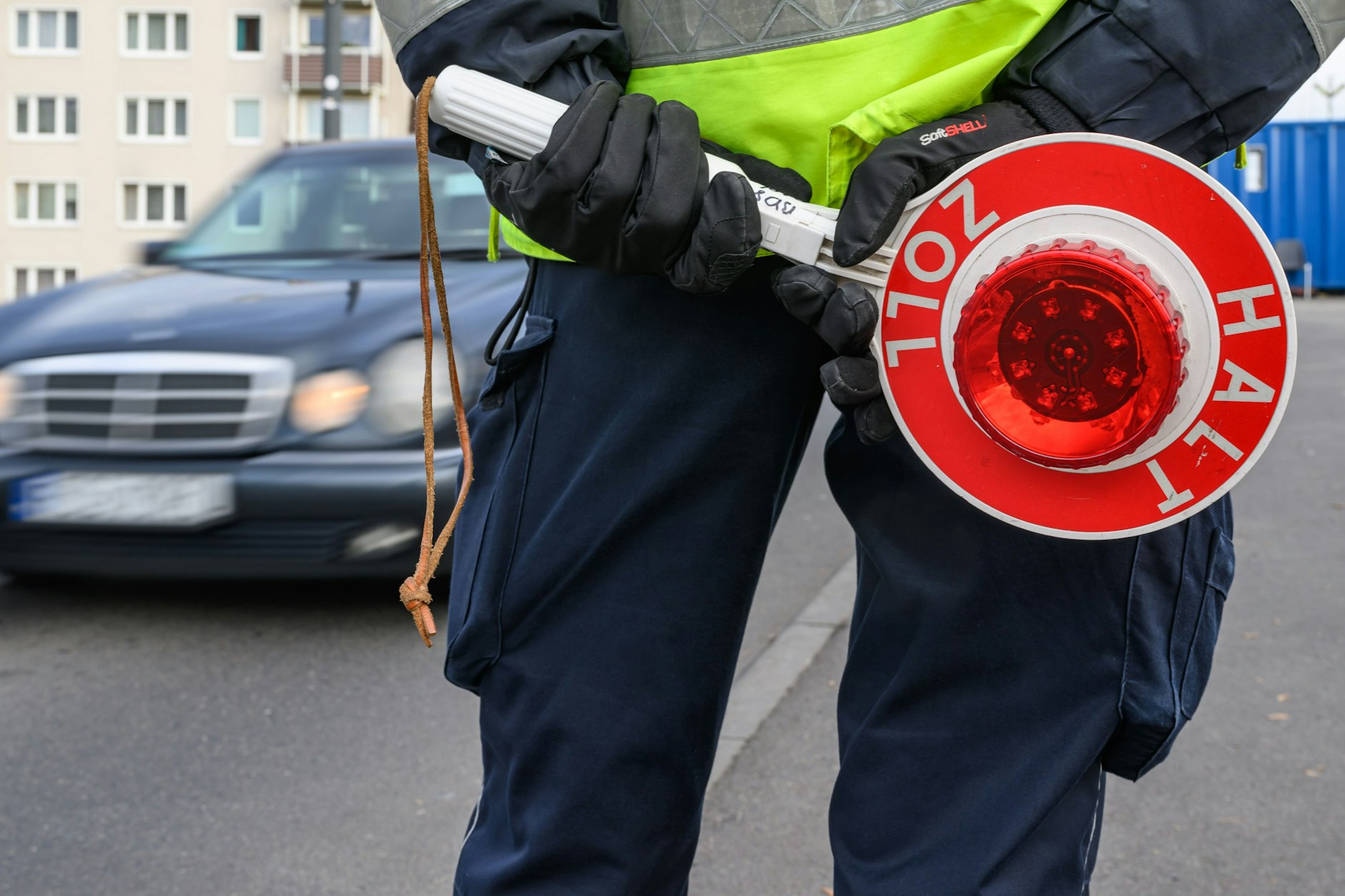 Der Zoll kontrolliert Autofahrer jetzt bei der Einreise aus Polen.