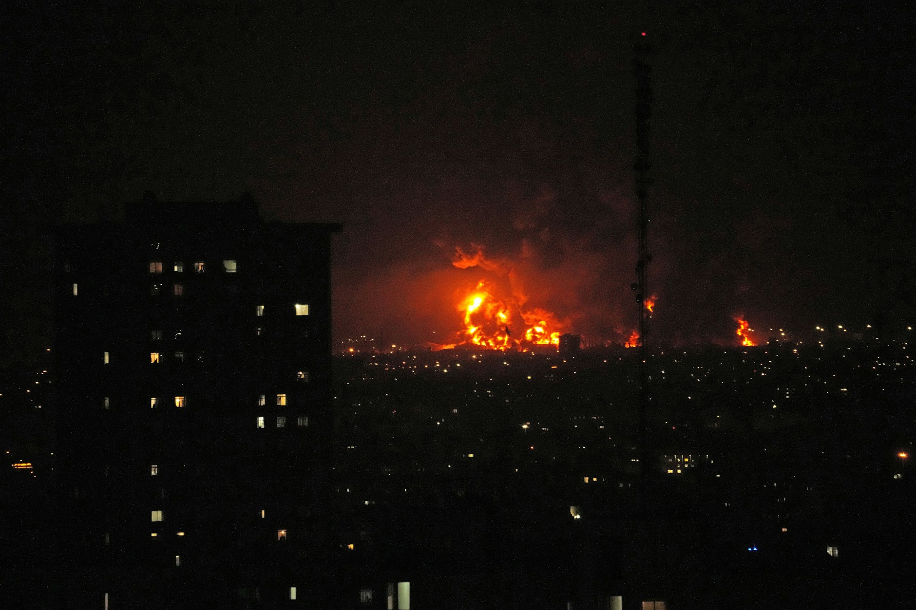 Teheran: Flammen steigen aus einem Öllager südlich der Hauptstadt auf