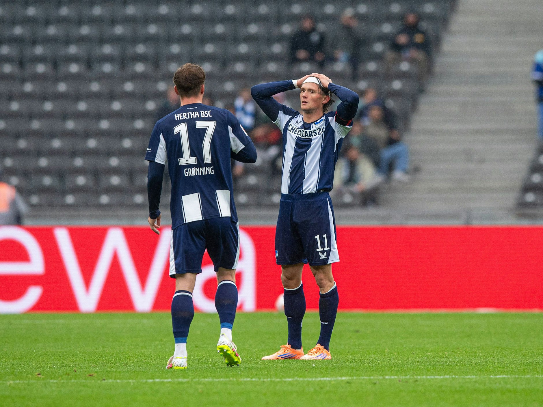 Fabian Reese konnte es im Hinspiel gegen Preußen Münster nicht fassen. Sein Traumtor wurde aberkannt, weil Sebastian Grönning mit der Zehenspitze im Abseits stand.