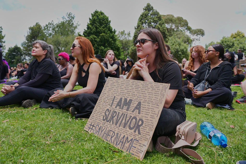 Johannesburg: Frauen protestieren gegen die zunehmende Gewalt und Femizide.