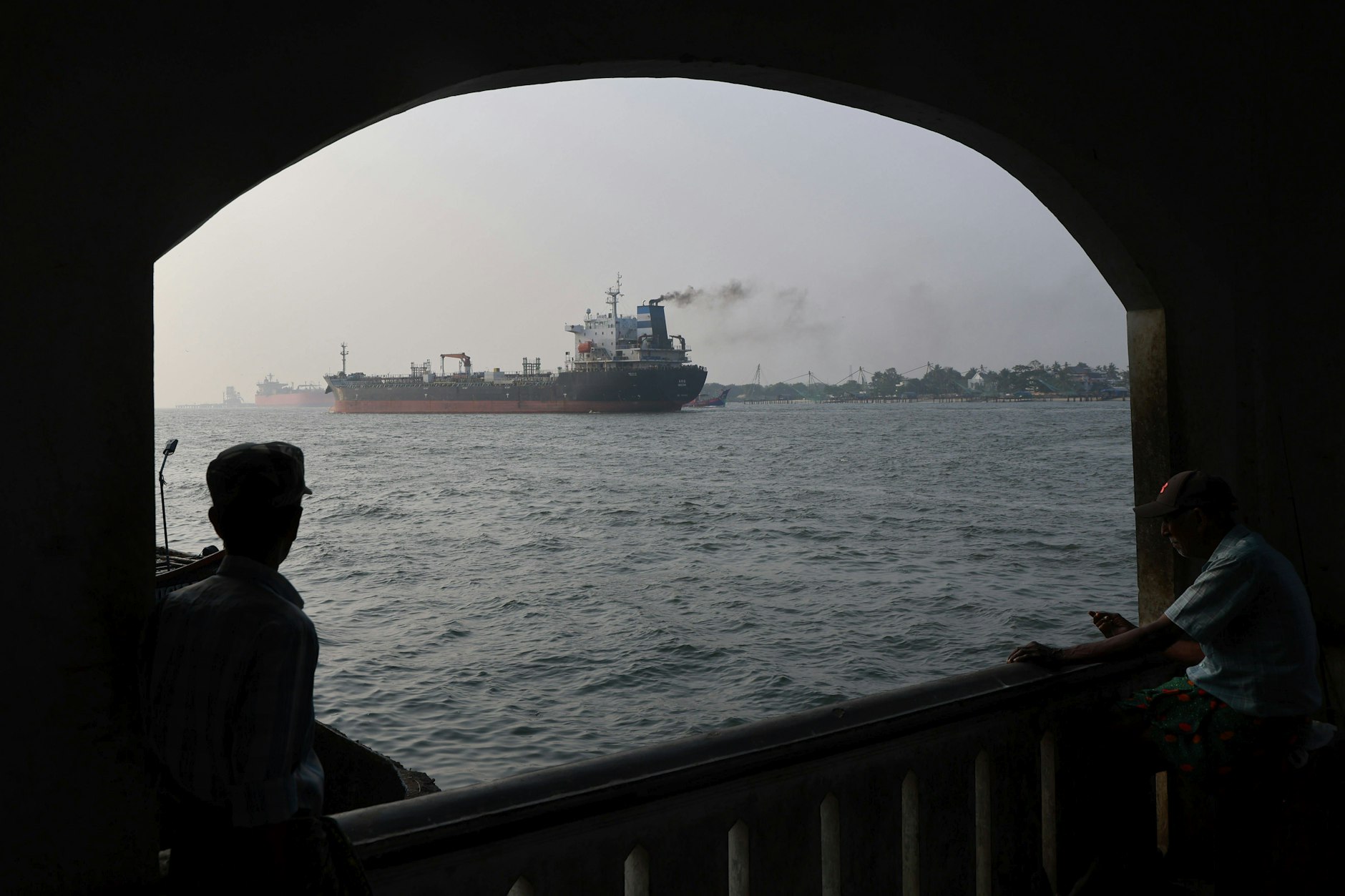 Ein Blick auf den Hafen von Kochi: Im Hintergrund ist ein Öltanker zu sehen (Symbolbild).