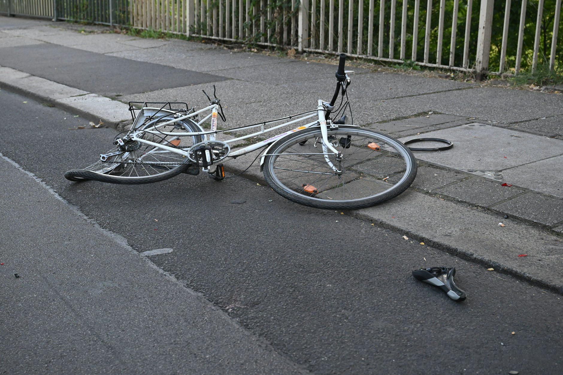 Bei einem schweren Unfall auf dem Gehweg war ein Mann gestürzt. (Symbolfoto)